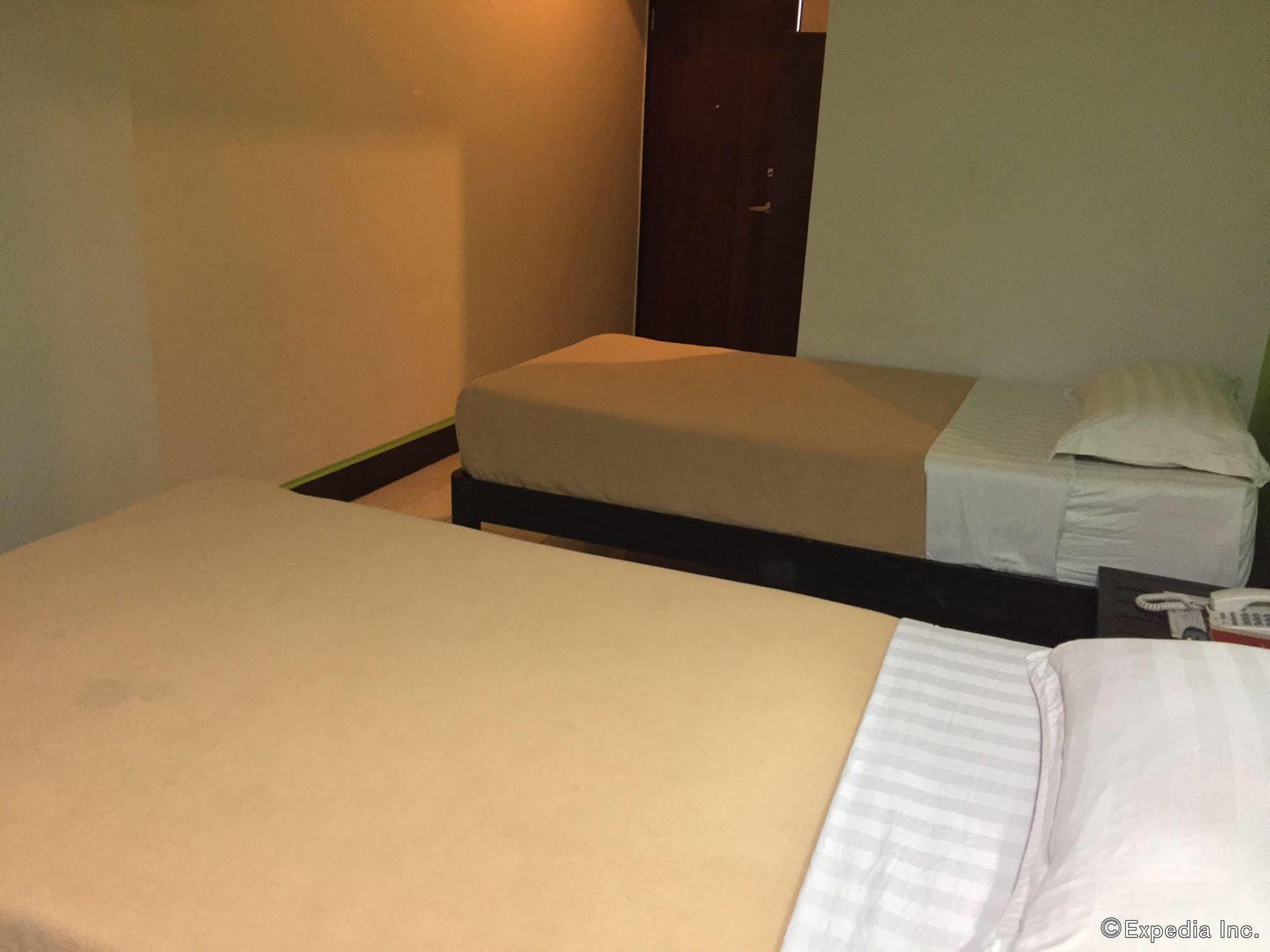 Negrense Suites Bacolod Exterior photo