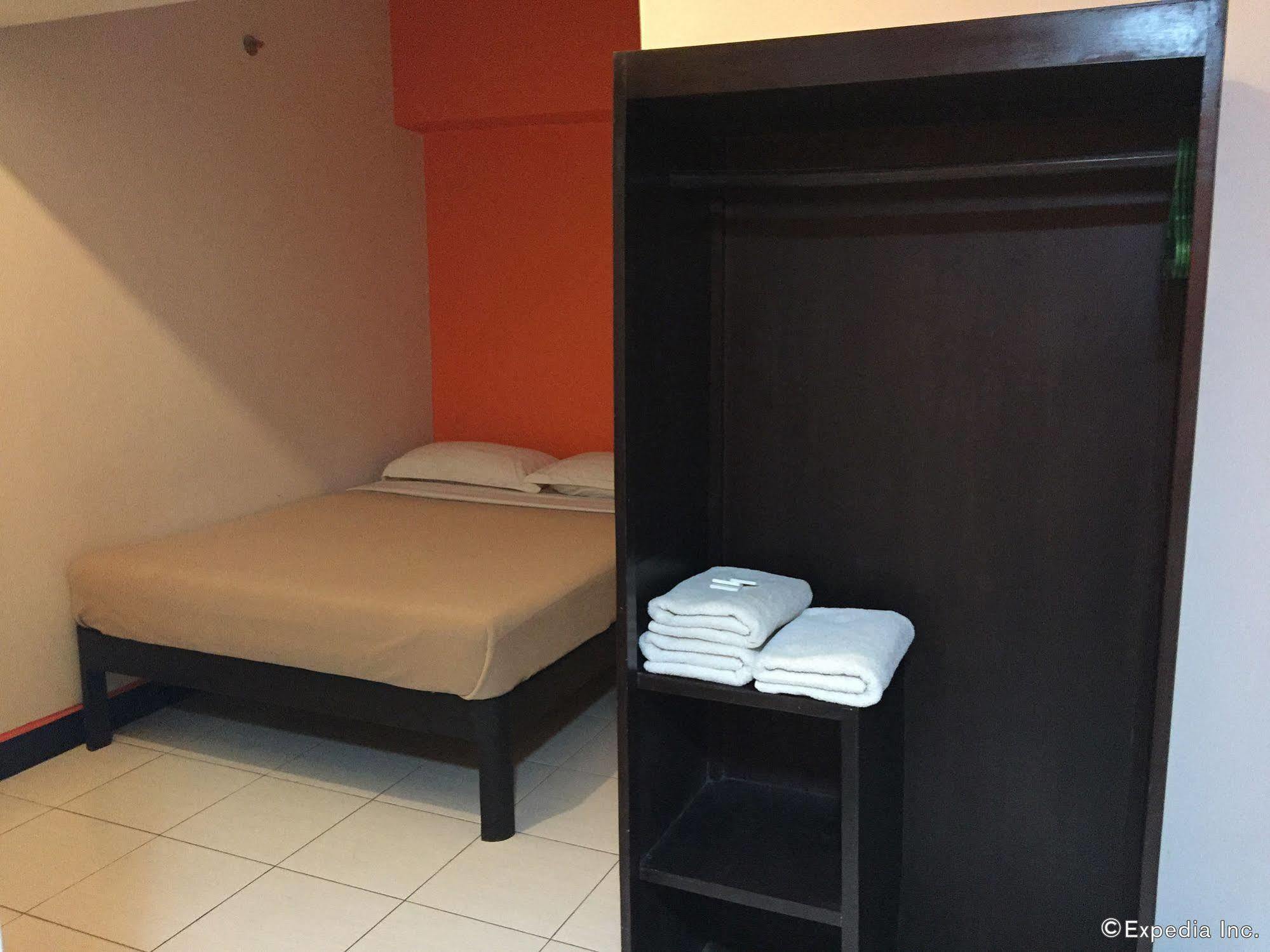 Negrense Suites Bacolod Exterior photo