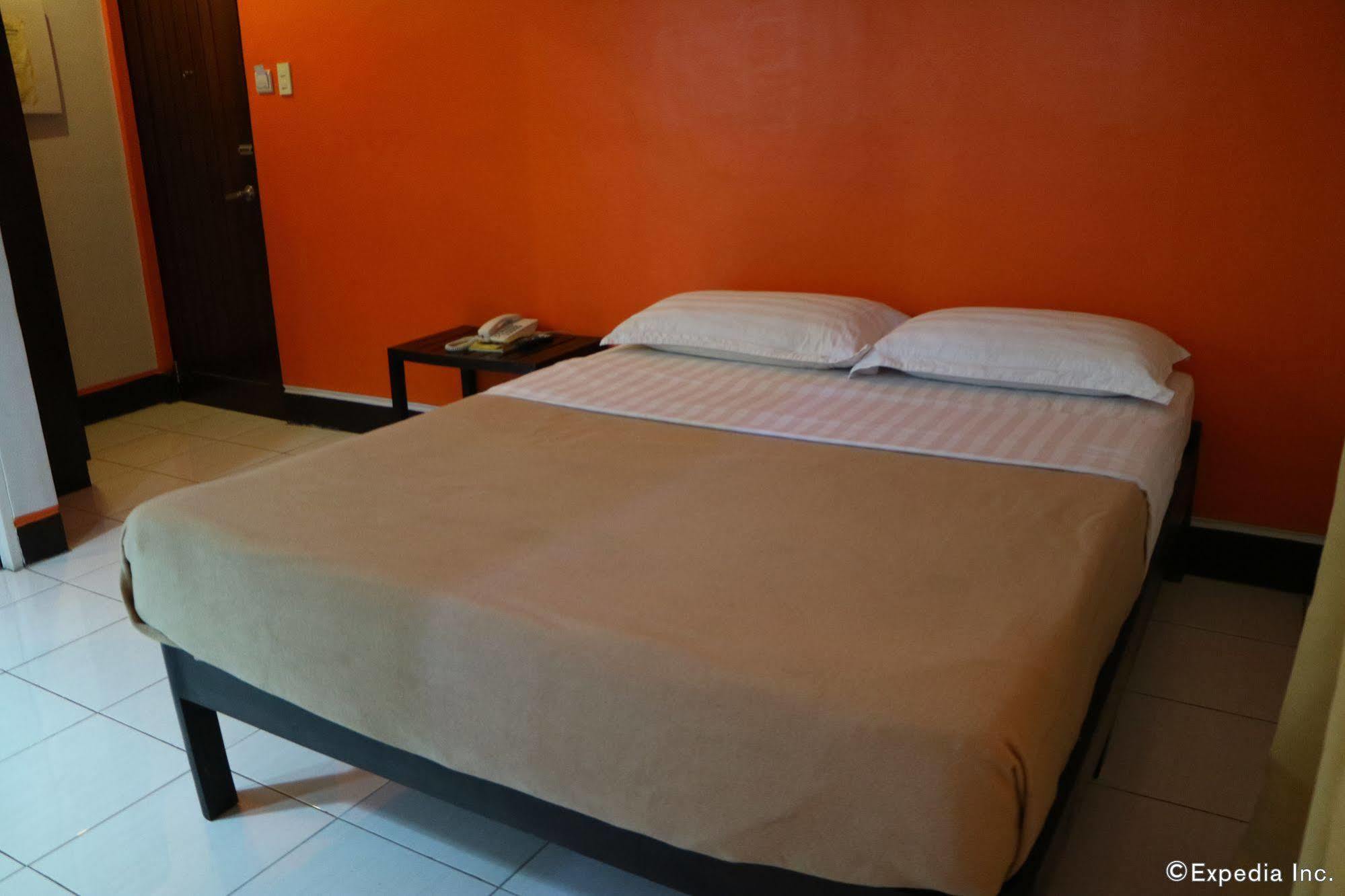 Negrense Suites Bacolod Exterior photo